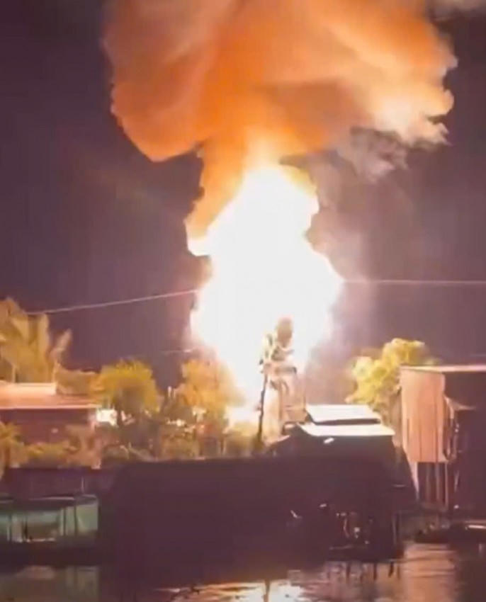 Cháy đường dây điện trung thế làm hư hỏng 4 căn nhà