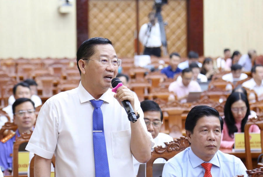 Ông Trần Quang Bảo - Giám đốc Sở Giáo dục và Đào tạo tỉnh An Giang trả lời chất vấn của đại biểu tại kỳ họp.