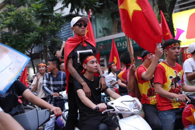 Dòng người ùa xuống phố sau trận đấu của đội tuyển Olympic Việt Nam.
