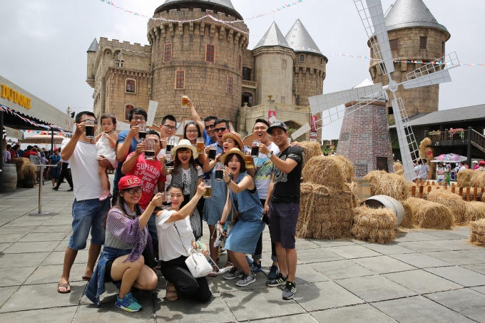 Tại châu Âu, mọi lễ hội sẽ không thể trọn vẹn nếu thiếu những dòng bia tươi thơm ngon hảo hạng. Cũng như vậy, trong không khí ăn mừng “vụ mùa” bội thu tại Bà Nà Hills, B’estival mang đến cho du khách cơ hội thưởng thức miễn phí 2 dòng bia tươi Đức là Redrock và Gauden. Đây là 2 loại bia được nấu và lên men theo công thức lâu đời bằng những nguyên liệu hảo hạng.