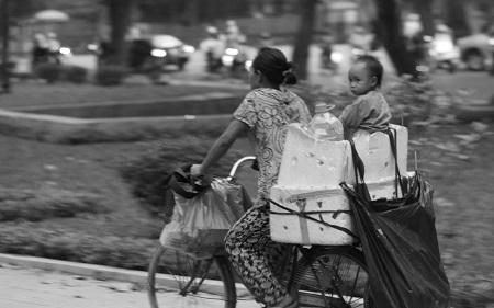 Sau bữa ăn trưa, hai mẹ con tiếp tục dong duổi đi khắp các con phố để nhặt ve chai, vỏ lon bán lấy tiền chuẩn bị cho bữa tối.