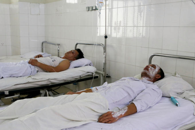 Hai chiến sĩ đang được cấp cứu tại bệnh viện Đa Khoa tỉnh Khánh Hòa. ( Ảnh: Quốc Nhựt)