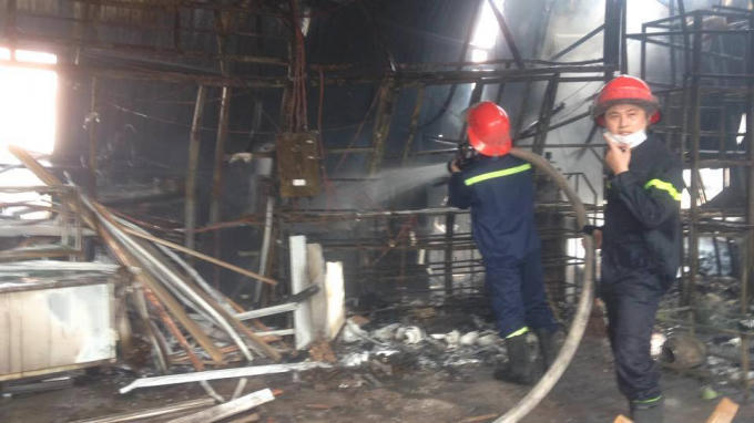 Lực lượng chức năng có mặt tại hiện trường để dập tắt đám cháy.