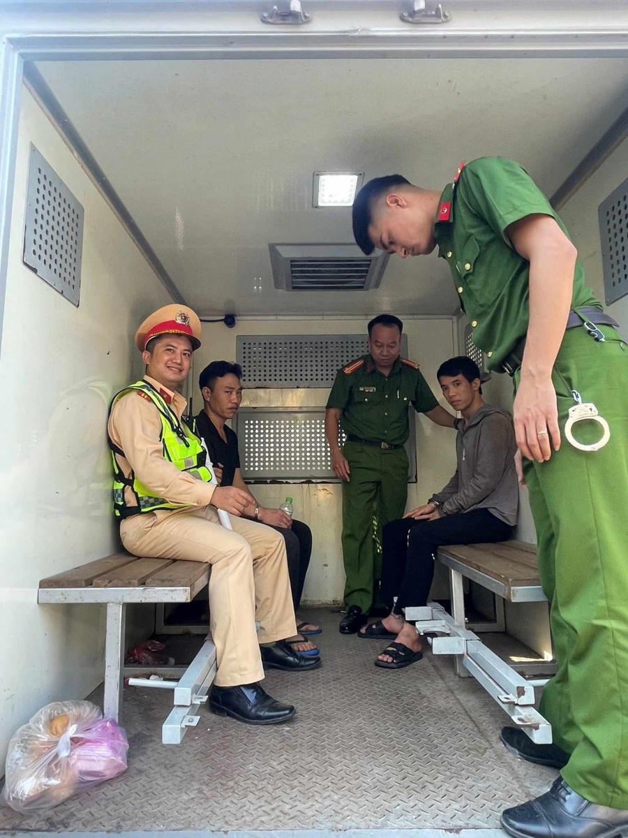 Bàn giao 2 đối tượng cho Trại giam Thanh Xuân.