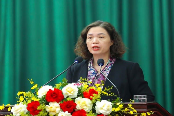 Bà Phạm Thị Phương Hạnh, Tỉnh ủy viên, Giám đốc Sở Y tế trả lời chất vấn.