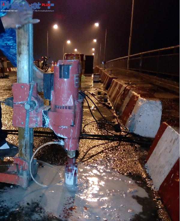 Mỗi một mũi khoan phải mất khoảng gần một tiếng đồng hồ mới có thể xong. Hiện tại giao thông vẫn được thắt chặt để đảm bảo không để sự cố đáng tiếc nào xảy ra.