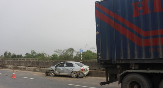 Xế hộp 4 chỗ toác cả phần đầu và đuổi xe, thân xe phía tài xế cũng bị hư hỏng nặng