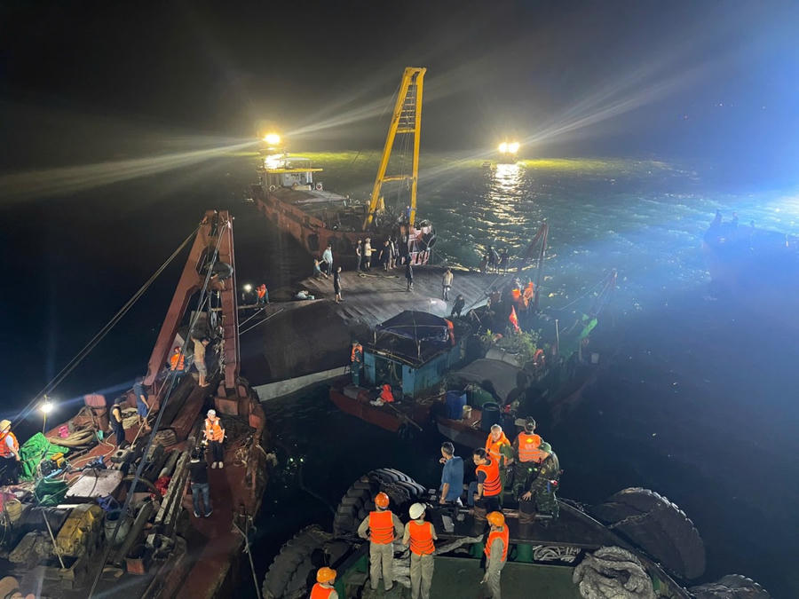 Hiện trường vụ lật tàu Tàu Vịnh Xanh 58 trên Vịnh Hạ Long.