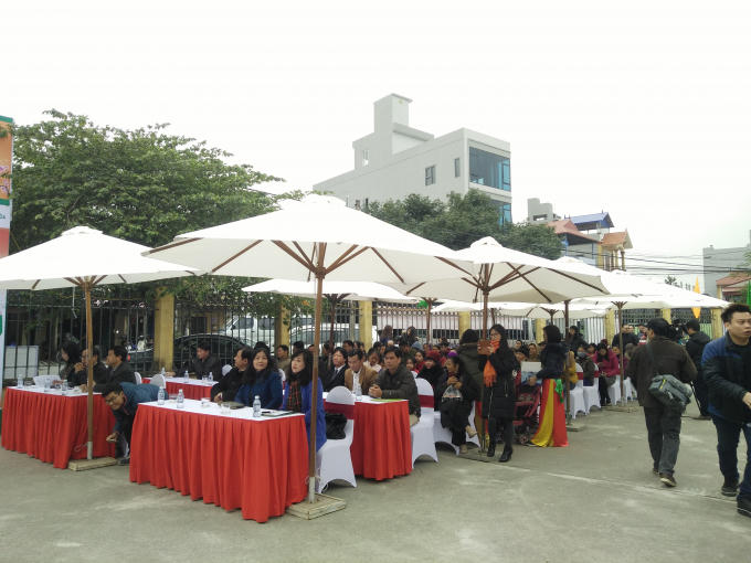 Đông đảo người dân đến tham dự buổi khai mạc.