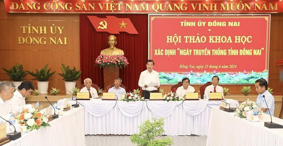 Bí thư Tỉnh ủy Nguyễn Hồng Lĩnh phát biểu tại hội thảo.