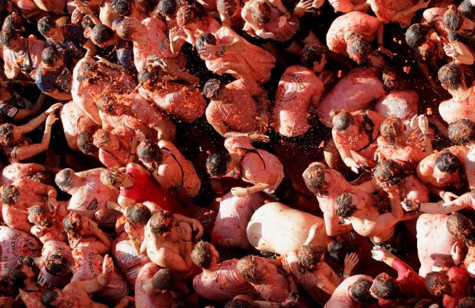 Các du khách vô cùng hào hứng khi được ném cà chua vào nhau. (Ảnh: Reuters)