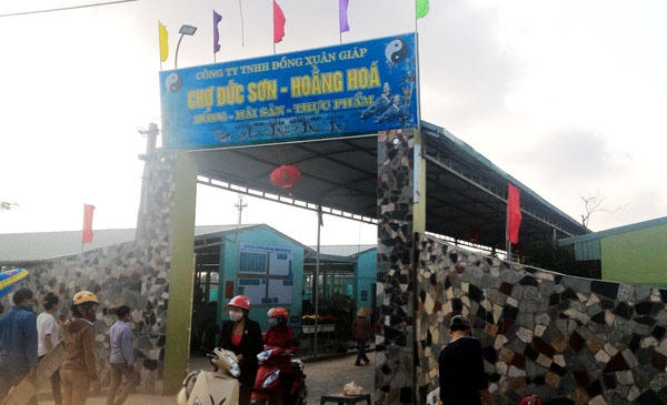 Chợ Đức Sơn xã Hoằng Đức (Hoằng Hoá) hoạt động trái phép nhiều tháng nay trong sự lúng túng của huyện Hoằng Hoá.