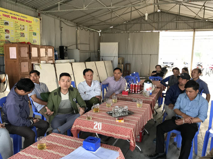 Người dân bức xúc trình bày sự việc.