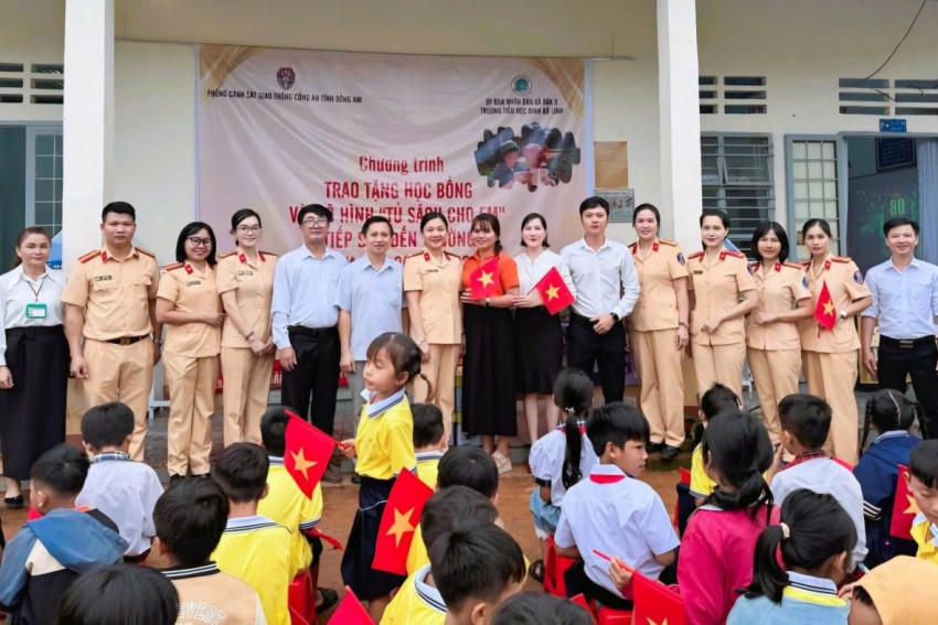 Đại diện Ban Giám hiệu Trường tiểu học Đinh Bộ Lĩnh cùng Phòng Cảnh sát giao thông (CSGT) Công an tỉnh Đồng Nai.