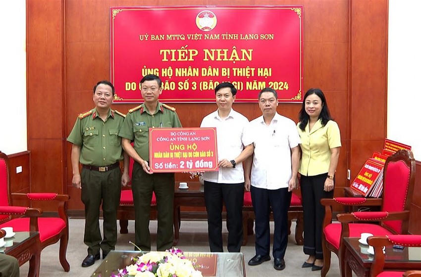 Thừa ủy quyền, Đại tá Vũ Như Hà, Giám đốc Công an tỉnh trao kinh phí của Bộ Công an hỗ trợ Nhân dân tỉnh Lạng Sơn khắc phục hậu quả do bão số 3 tới Ủy ban Mặt trận Tổ quốc tỉnh. Ảnh: BCA.