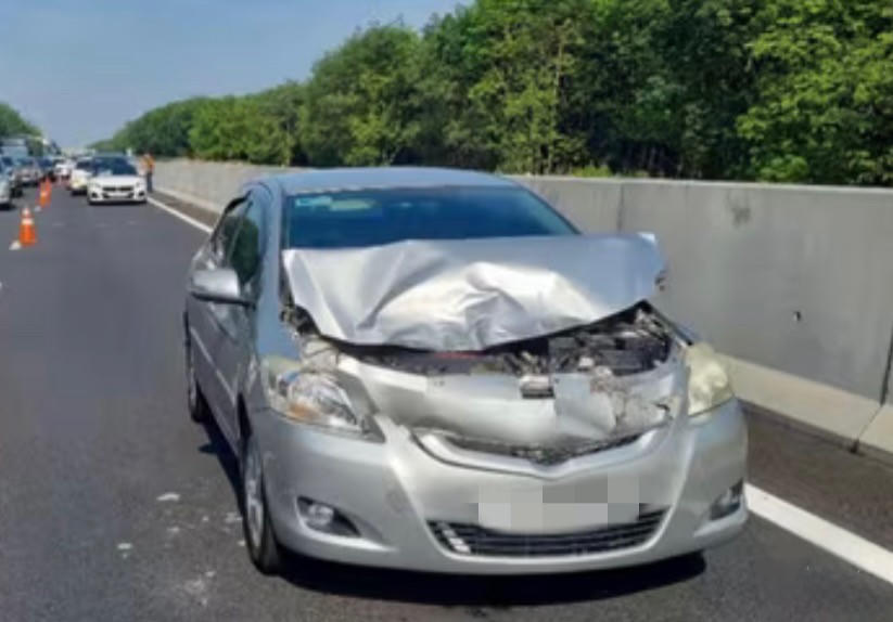 Lực lượng chức năng đã nhanh chóng có mặt tại hiện trường, tiến hành điều tiết, phân luồng giao thông và xử lý vụ việc.