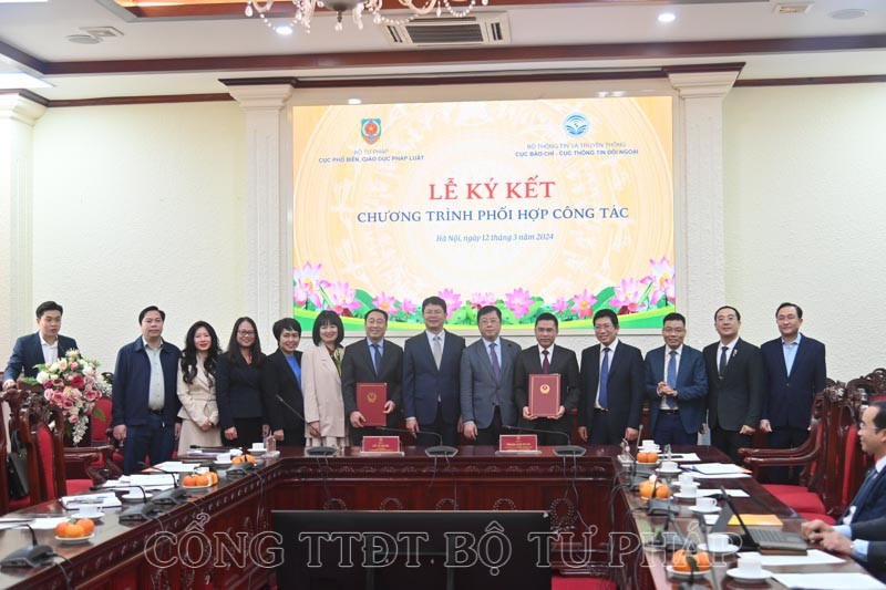 Ngày 12/3, tại trụ sở Bộ Tư pháp đã diễn ra Lễ ký kết Chương trình phối hợp công tác giữa Cục Phổ biến, giáo dục pháp luật (Bộ Tư pháp) và Cục Báo chí, Cục Thông tin đối ngoại (Bộ Thông tin và Truyền thông. (Ảnh: moj.gov.vn)