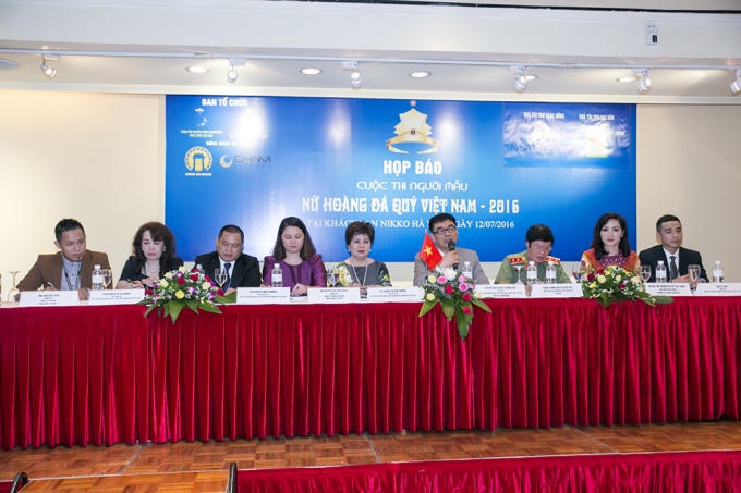 Họp báo cuộc thi Người mẫu Nữ hoàng Đá quý Việt Nam 2016.