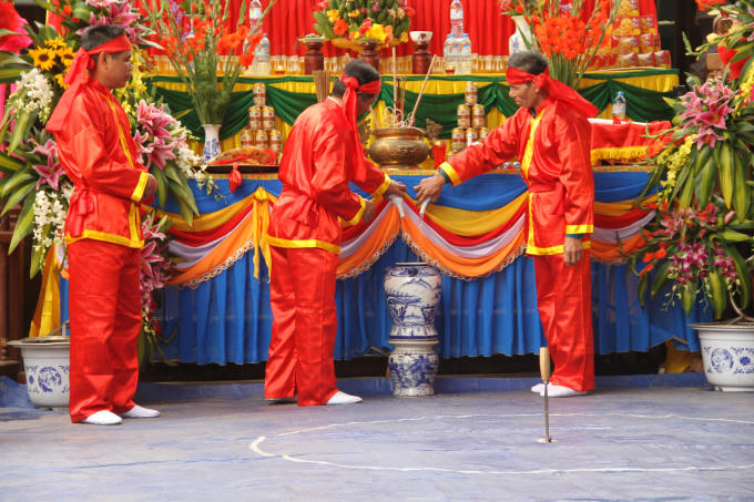 Lấy tiết gà pha rượu thề.