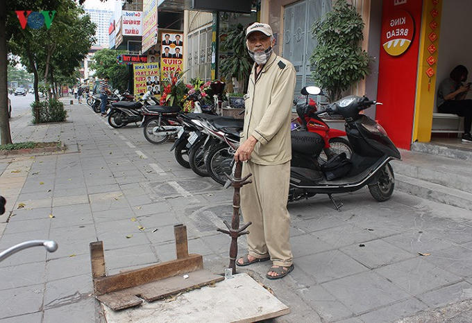 Theo ông Trần Văn Lan (khu tập thể K212, Trung Kính, Cầu Giấy), hố cáp quang bị mất nắp hơn 2 năm. Nhưng đến nay, vẫn chưa được khắc phục.