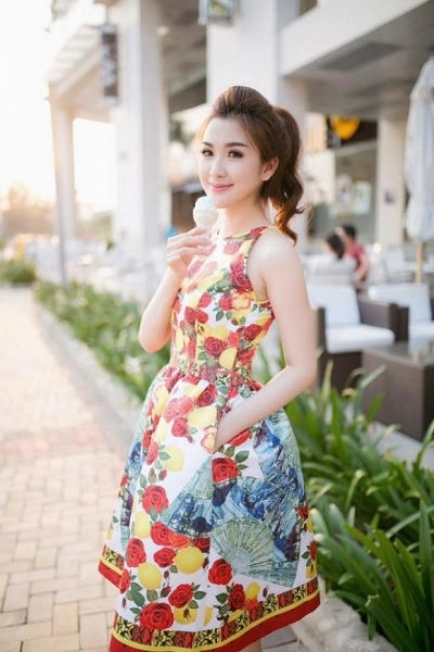 Cô được Phạm Hương đánh giá khá cao về ngoại hình.