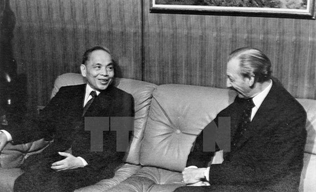 Tổng Thư ký Liên hợp quốc K.Vanhem tiếp Bộ trưởng Ngoại giao Nguyễn Duy Trinh, ngày 20/9/1977, tại Kỳ họp thứ 32 Đại hội đồng Liên hợp quốc ở New York (Mỹ). Kỳ họp đã thông qua Nghị quyết công nhận Việt Nam là thành viên của Liên hợp quốc. (Ảnh: Tư liệu TTXVN)