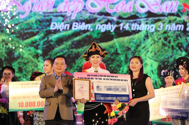 Ông Mùa A Sơn, Phó Bí thư Tỉnh ủy, Chủ tịch UBND tỉnh (ngoài cùng bên trái) trao giải Người đẹp Hoa Ban cho thí sinh Trần Thị Phương Anh.