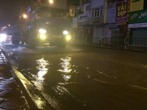 Khi sự việc xảy ra, đoạn đường bông dưng biến thành sông.