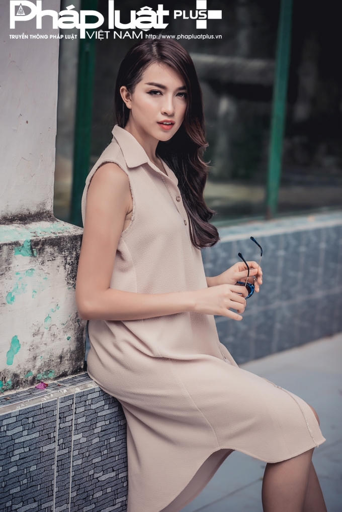 Khuôn mặt cá tính, nhưng hòa hợp với thiết kế của nhà thiết kế Adrian Anh Tuấn