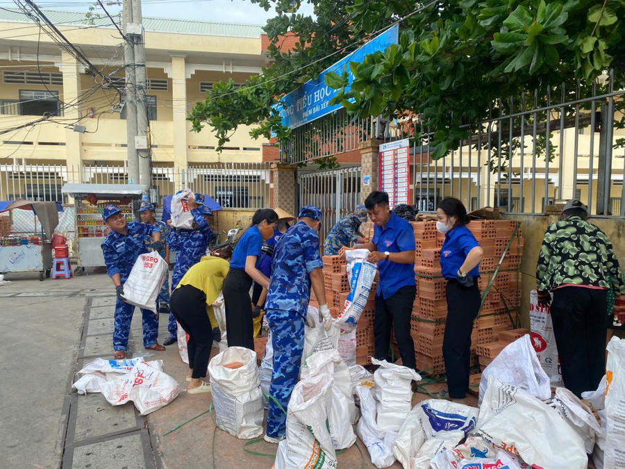 Cán bộ, đoàn viên Hải đội 401 tham gia vận chuyển vật tư xây dựng, hỗ trợ gia đình bà Trần Thị Hiệp