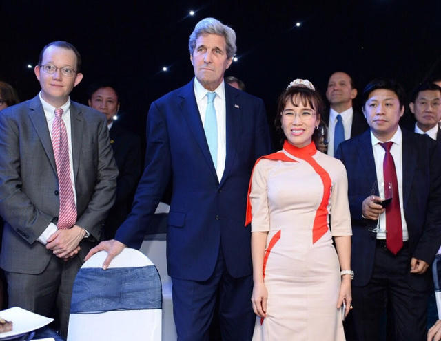 Tự tin gợi cảm bên Ngoại trưởng Mỹ John Kery- người đàn ông quyền lực với chiều cao 1m90.