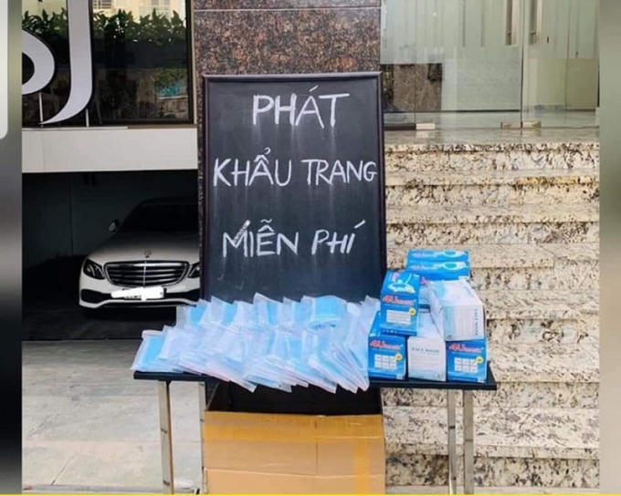 Một điểm phát khẩu trang miễn phí trên đường Hoàng Sa, TP HCM.