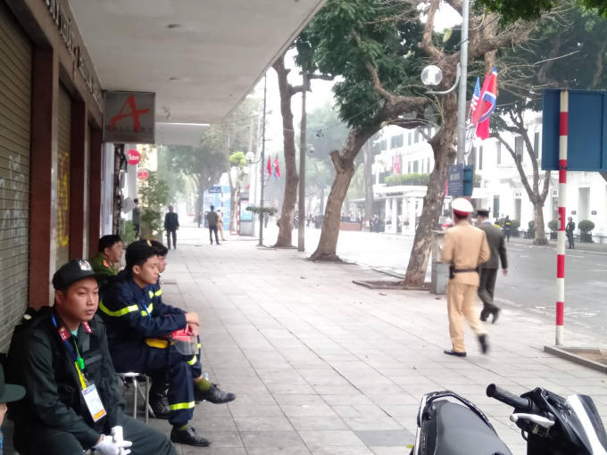 Lực lượng an ninh bắt đầu siết chặt ở Metropole vào lúc 7h30 sáng ngày 28/2. Đây là một trong 3 khách sạn "không ngủ" trong những ngày vừa qua.