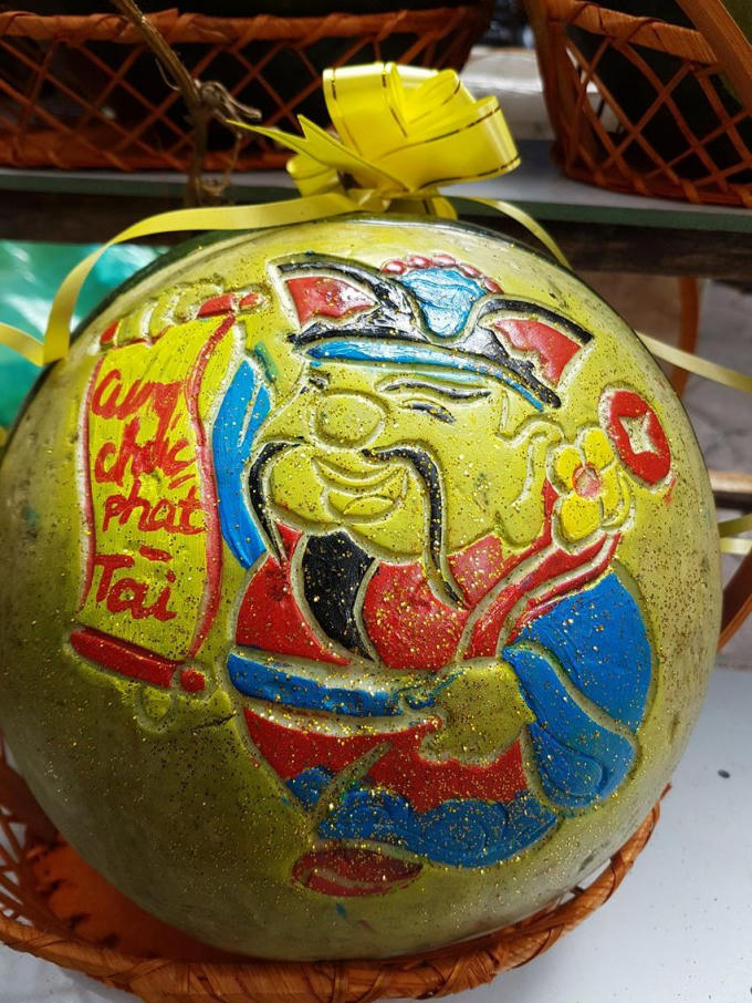 Khắc dòng chữ "Cung chúc phát tài" với hình phức tạp. (Ảnh: Quốc Đô).