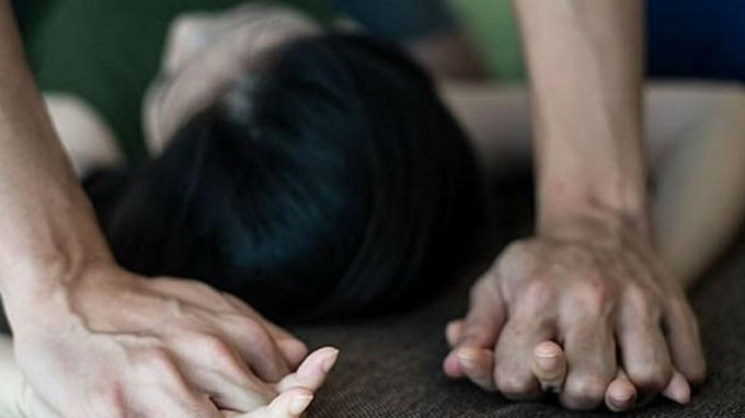 Tới nh&agrave; bạn nhậu say, b&eacute; g&aacute;i bị hai thanh ni&ecirc;n hiếp d&acirc;m