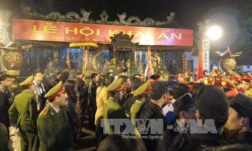 Lế hội khai ấn Đền Trần năm 2016 có hơn 2000 Công an lập 5 vòng bảo vệ. (Ảnh: TTXVN).
