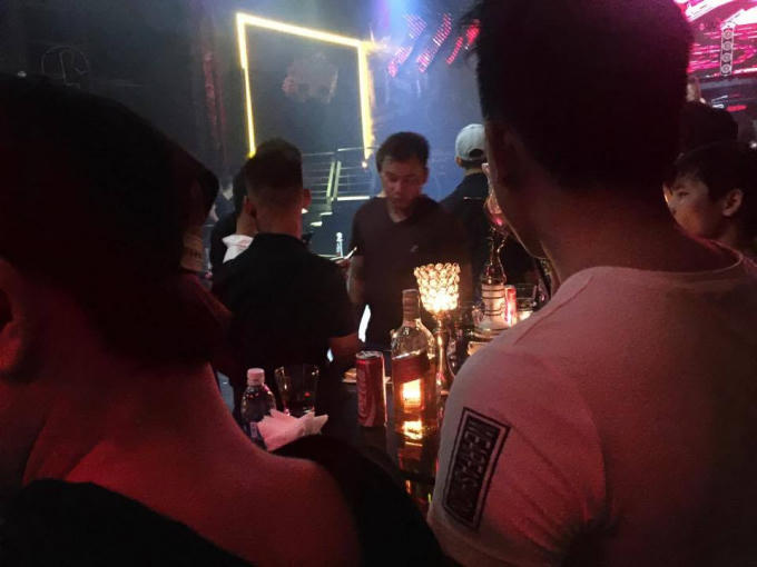 Nhiều loại rượu mạnh được bán công khai trong quán