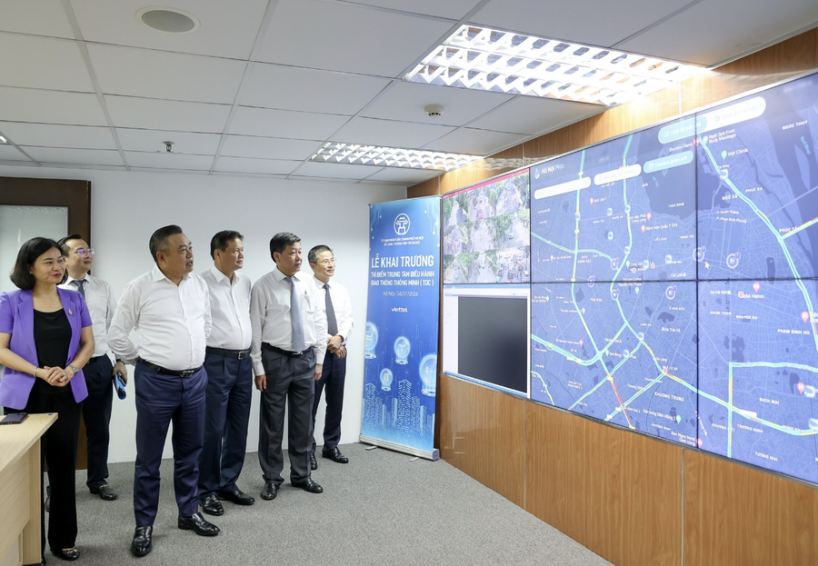 Lãnh đạo TP Hà Nội cùng các sở ban ngành theo dõi hoạt động của Trung tâm Điều hành giao thông thông minh.