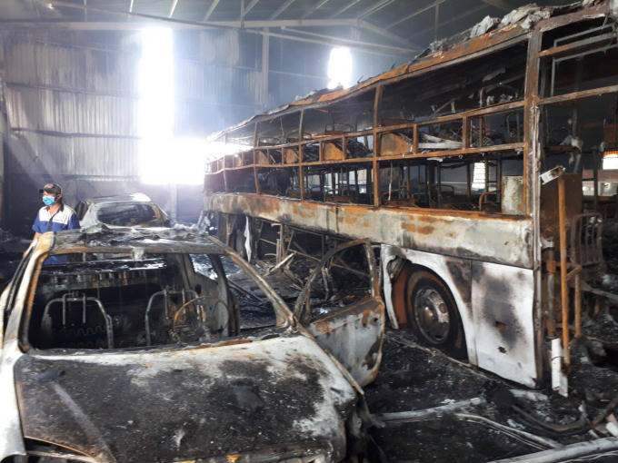 Bốn ô tô đã bị thiêu rụi