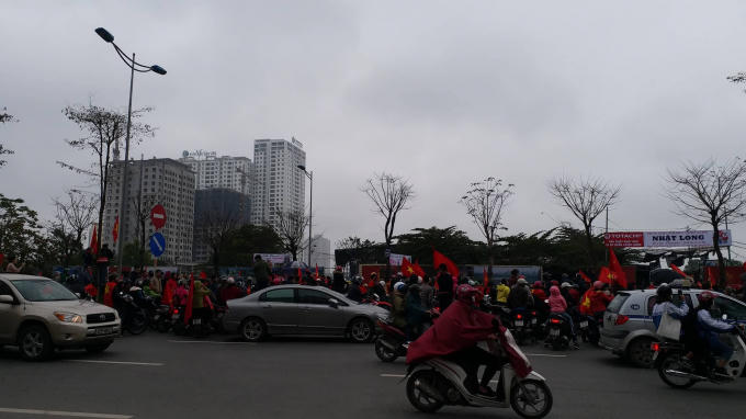 Rất nhiều người hâm mộ đang đợi đón các cầu thủ trên đường Võ Chí Công.              Người hâm mộ trên đường Võ Nguyên Giáp.