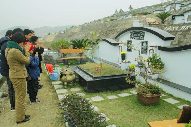 Con cháu thắp hương ông bà, bố mẹ