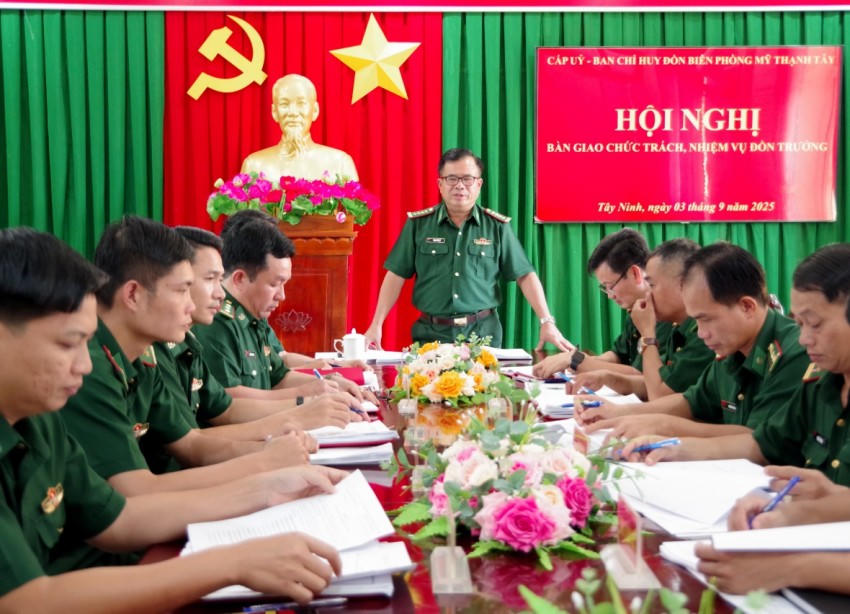 Đại tá Phạm Văn Cờ - Ủy viên Ban Thường vụ Đảng ủy, Phó Chỉ huy trưởng, Tham mưu trưởng Ban Chỉ huy BĐBP Tây Ninh phát biểu chỉ đạo, giao nhiệm vụ. Ảnh: Luận Quân