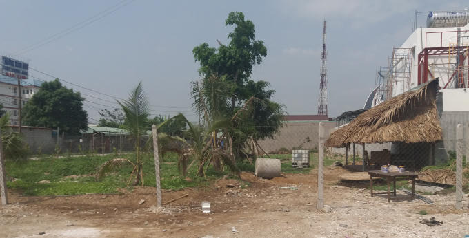 Bà Bót dựng chòi lá, hàng rào thép B40 kiên cố và nhiều hạng mục khác trên khu đất đang tranh chấp.