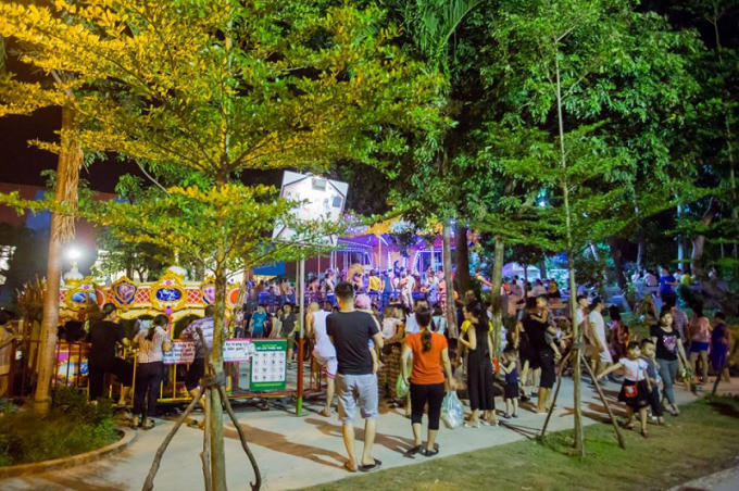 Các khu vui chơi, dịch vụ mua sắm nêm chặt đoàn người.