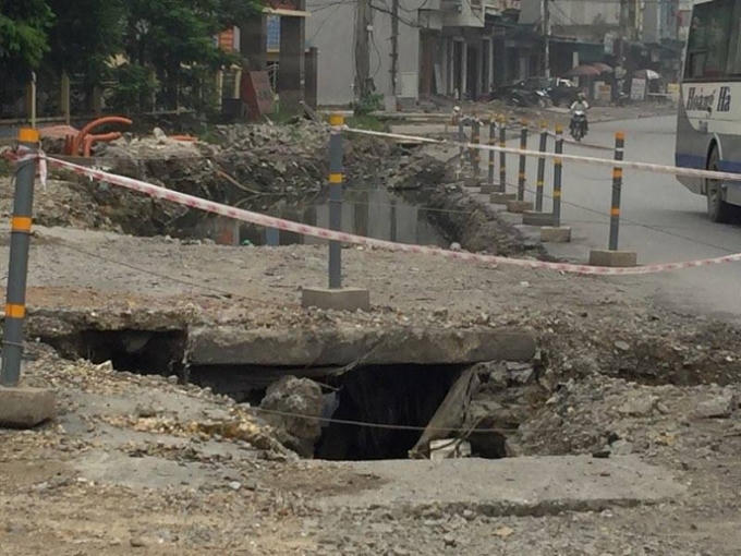 Những hố, hốc nguy hiểm cho người và phương tiện đi lại qua đây.