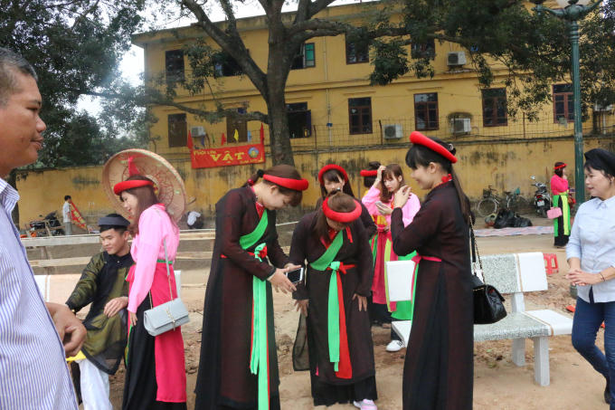 Tại khuôn viên diễn ra lễ hội, rất đông các bạn trẻ mặc áo dài tứ thân, đội nón quai thao.