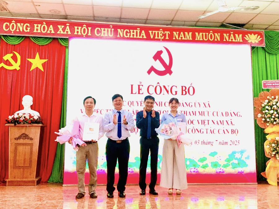 Bí thư Đảng ủy, Chủ tịch HĐND xã Vũ Đình Trung (thứ 2 bên trái) trao các quyết định về công tác cán bộ.