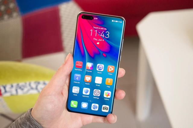 Huawei P50 - Tương tự các thế hệ tiền nhiệm, Huawei vẫn sẽ ra mắt 3 phiên bản gồm P50 Pro, P50 và P50 Lite. Một số nguồn tin cho biết máy sẽ được trang bị con chip Kirin 9000 dựa trên tiến trình 5 nm. Do vẫn bị hạn chế bởi lệnh cấm vận từ Mỹ, nhiều khả năng bộ 3 thiết bị này vẫn sẽ không được tích hợp dịch vụ của Google. Theo PhoneArena, máy sẽ được giới thiệu vào trong quý I/2021.