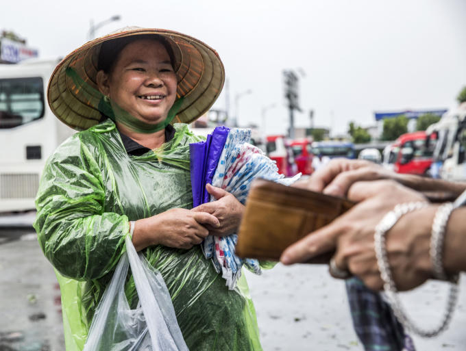 Áo mưa là món hàng bán chạy nhất trong khu du lịch.