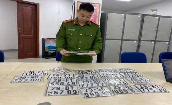 Lực lượng chức năng phát hiện ba cơ sở có cất giấu hàng chục biển kiểm soát xe máy giả